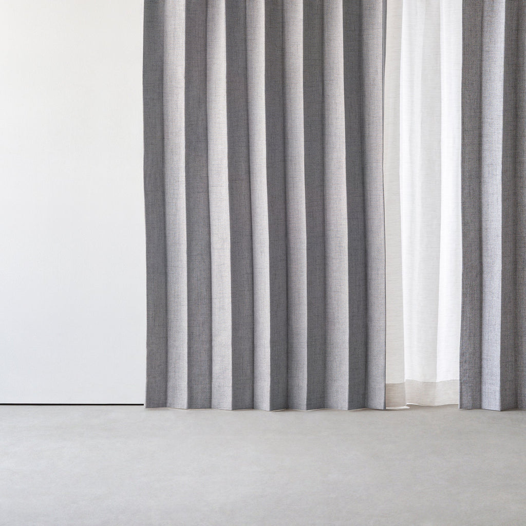 防音・遮熱・保温・完全遮光・形状記憶機能のあるプリーツカーテン（グレー）