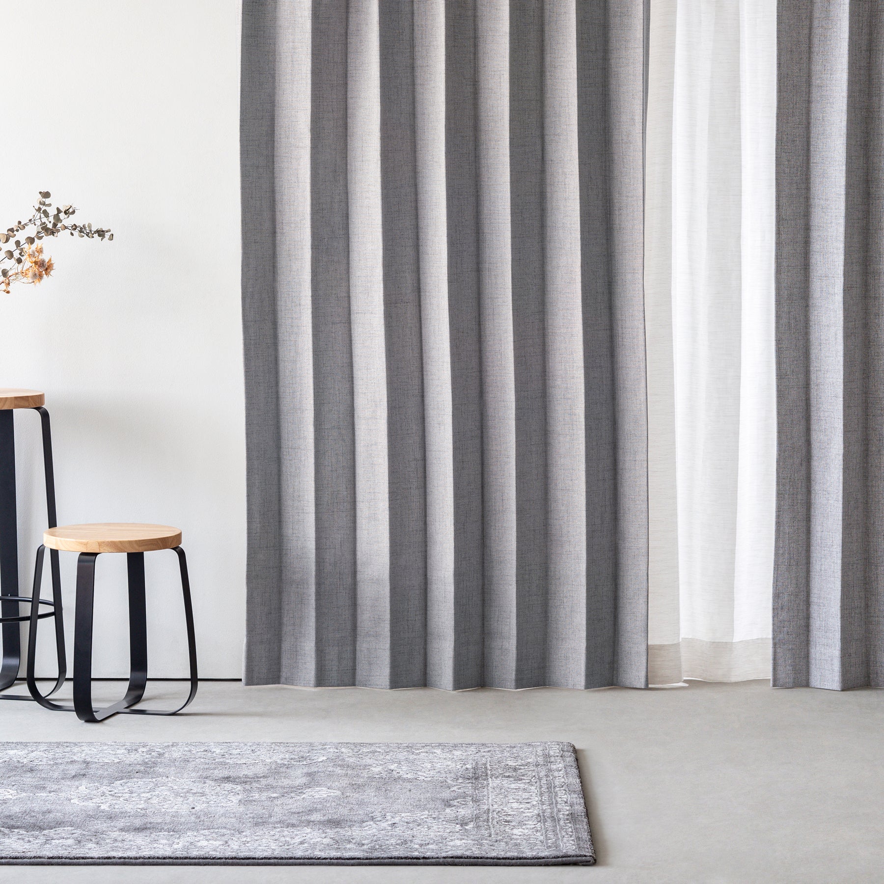 防音・遮熱・保温・完全遮光・形状記憶機能のあるプリーツカーテン（グレー）