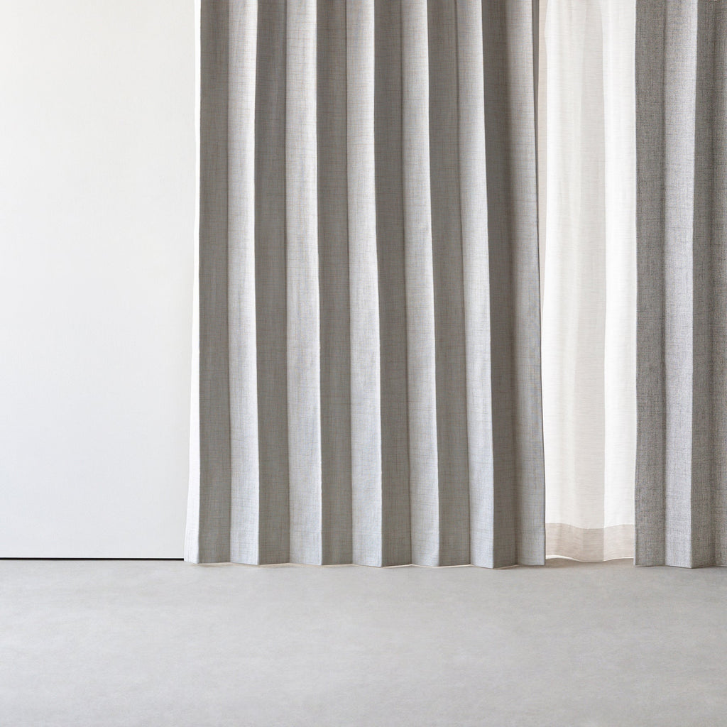 防音・遮熱・保温・完全遮光・形状記憶機能のあるプリーツカーテン（ライトグレー）