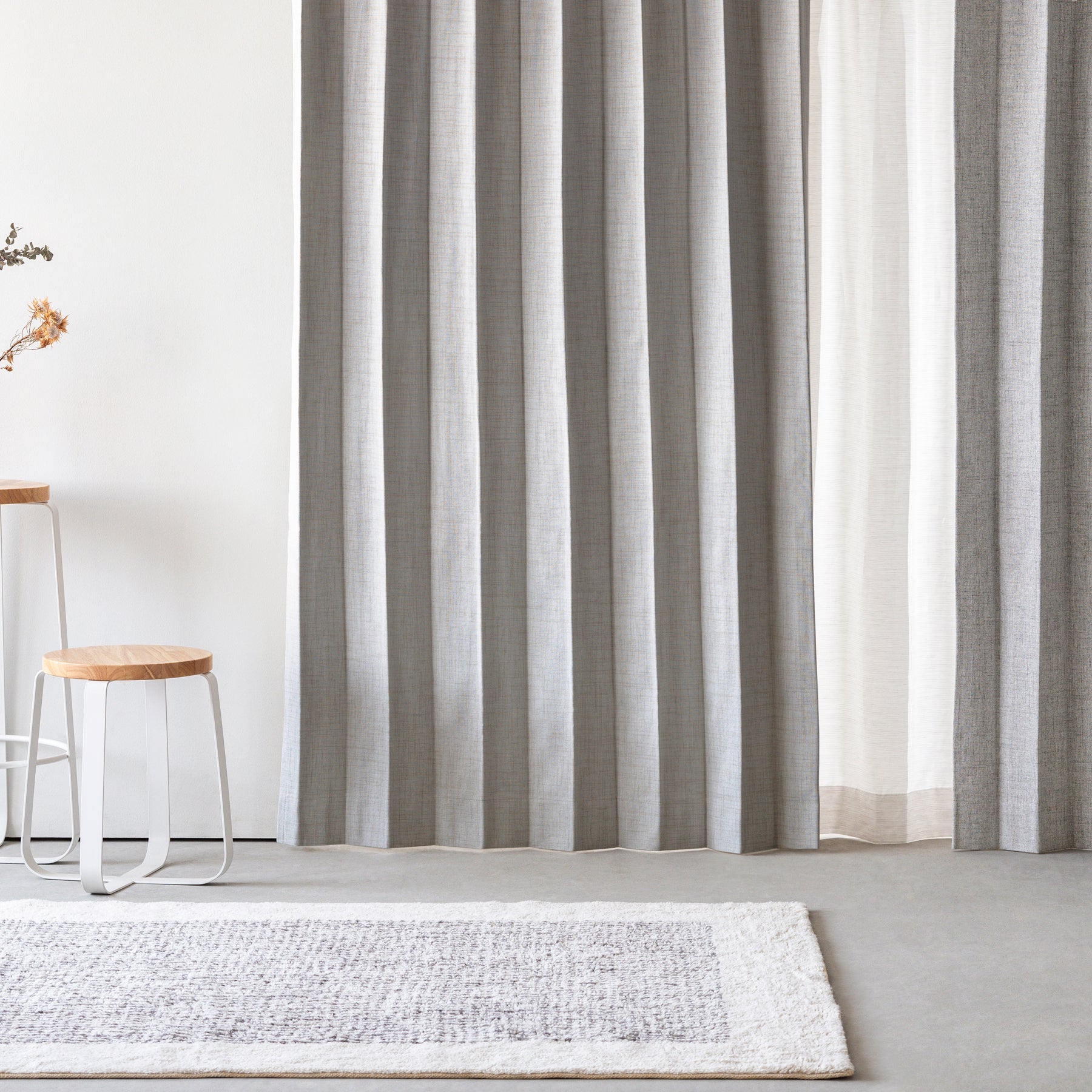 防音・遮熱・保温・完全遮光・形状記憶機能のあるプリーツカーテン（ライトグレー）