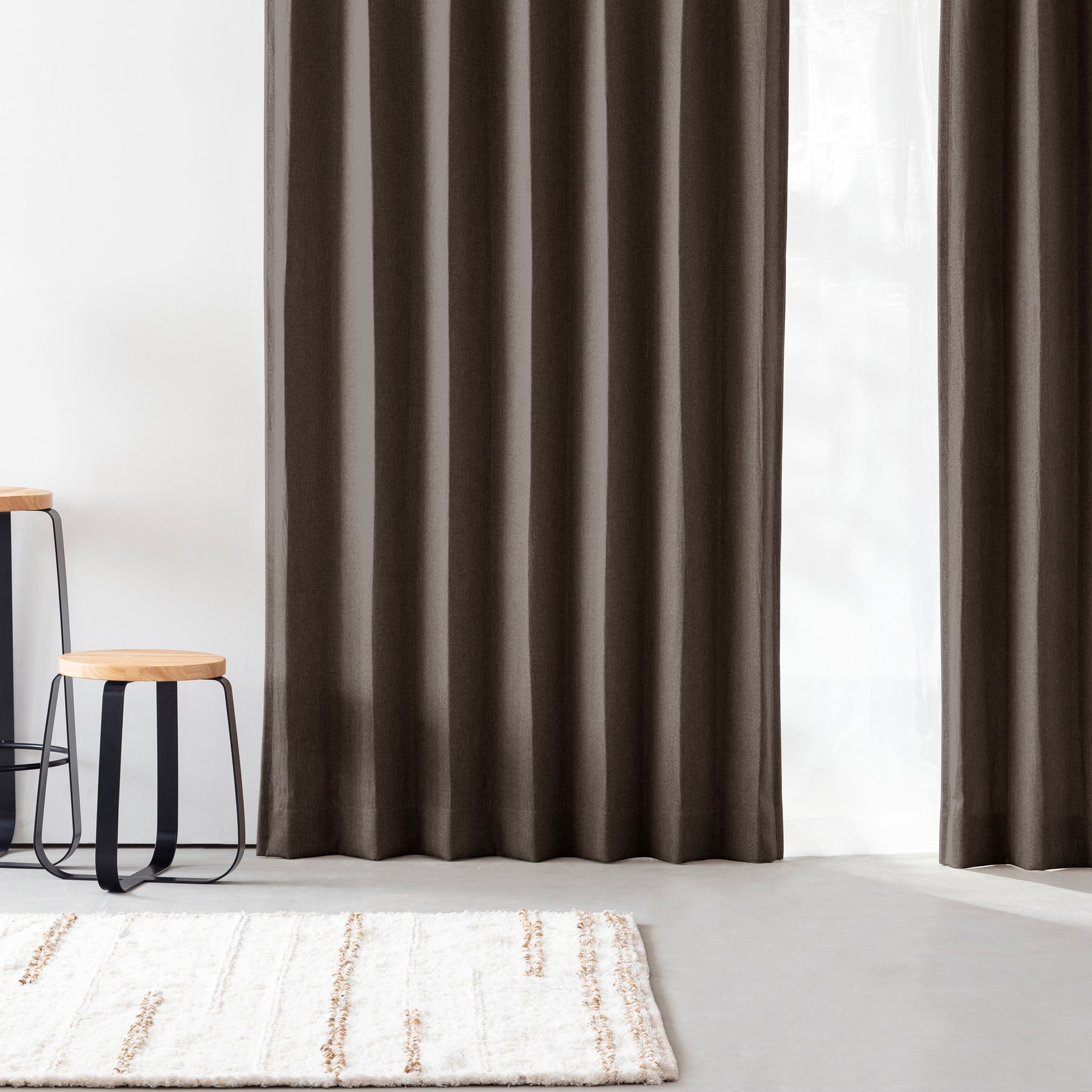 ウォッシャブル・形状記憶のベージュの遮光無地カーテン