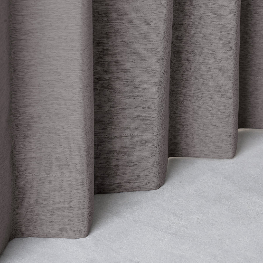 断熱機能のある遮光プリーツカーテン（ブラウン）