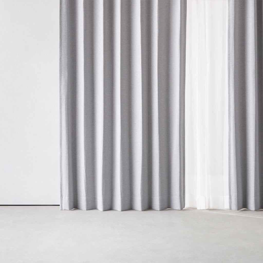 断熱機能のある遮光プリーツカーテン（グレー）