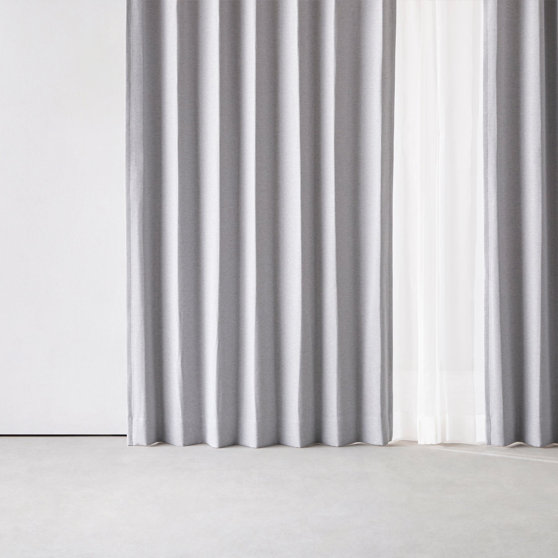 断熱機能のある遮光プリーツカーテン（グレー）