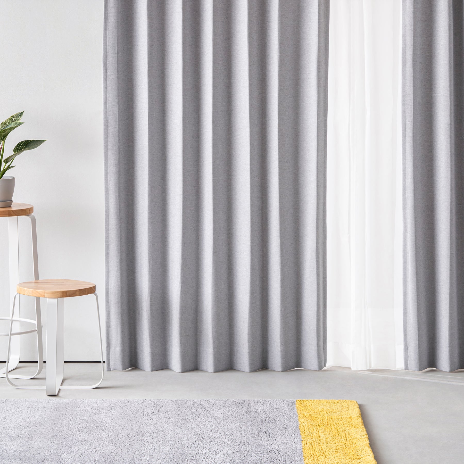 断熱機能のある遮光プリーツカーテン（グレー）