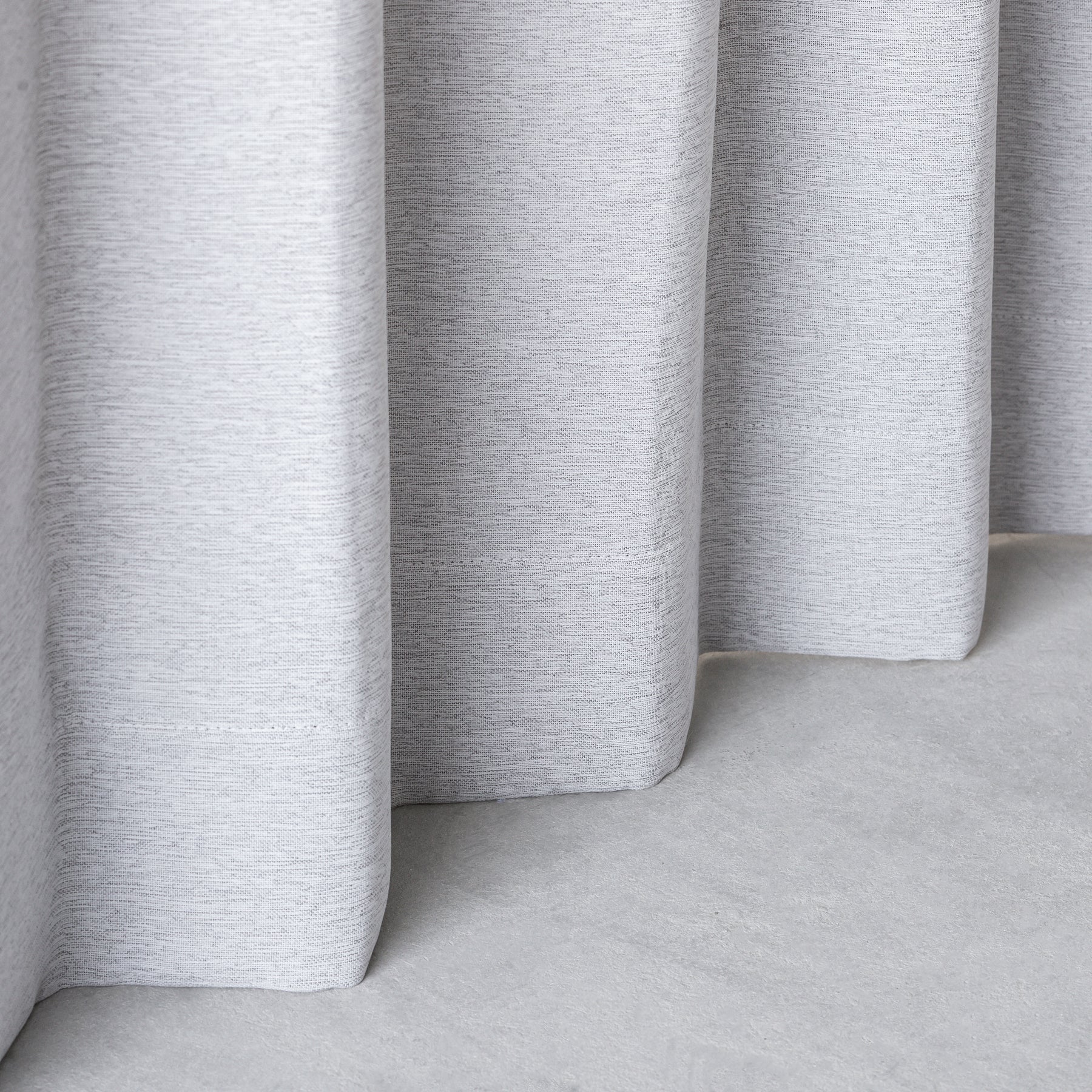 断熱機能のある遮光プリーツカーテン（グレー）