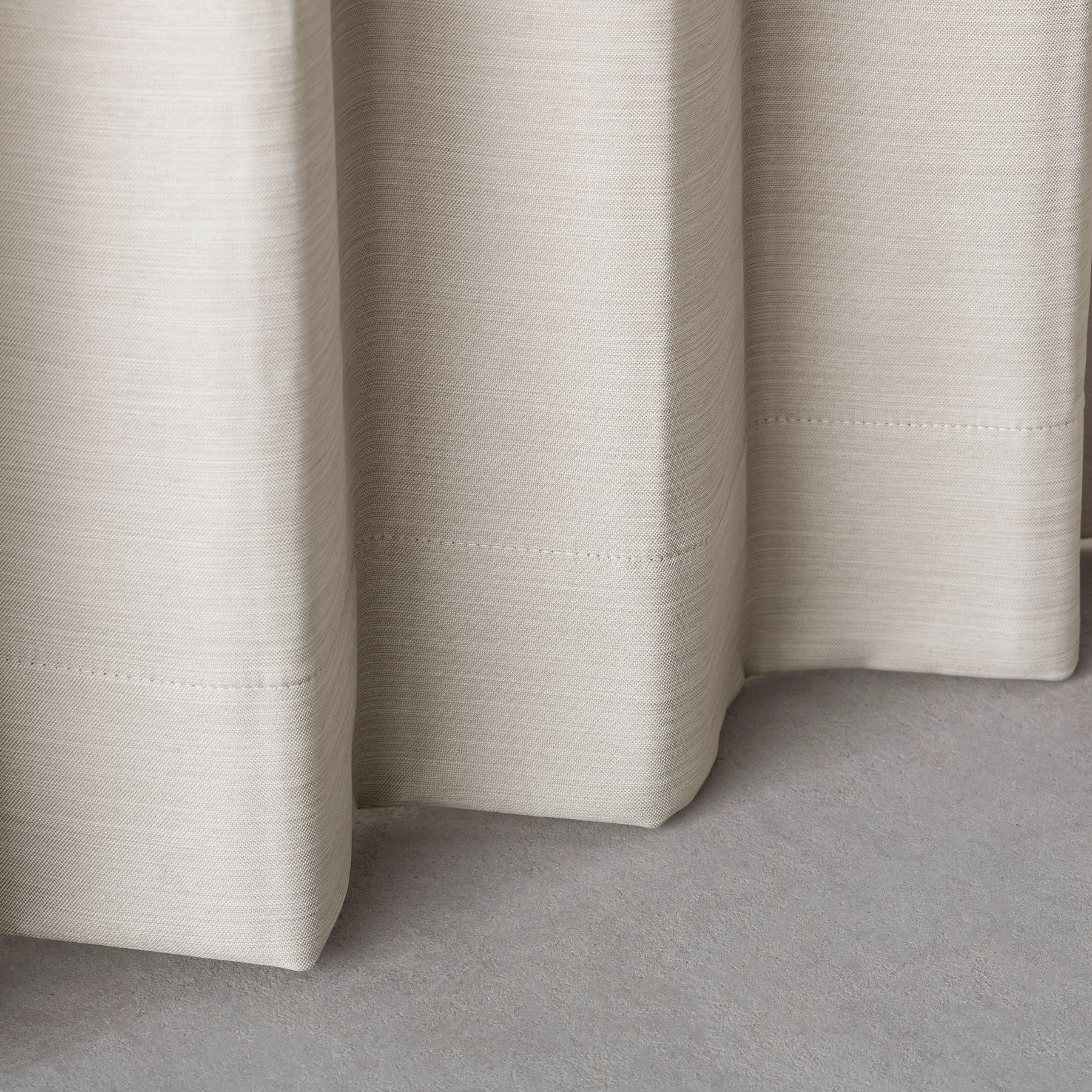 上品な質感の遮光プリーツカーテン（ベージュ）