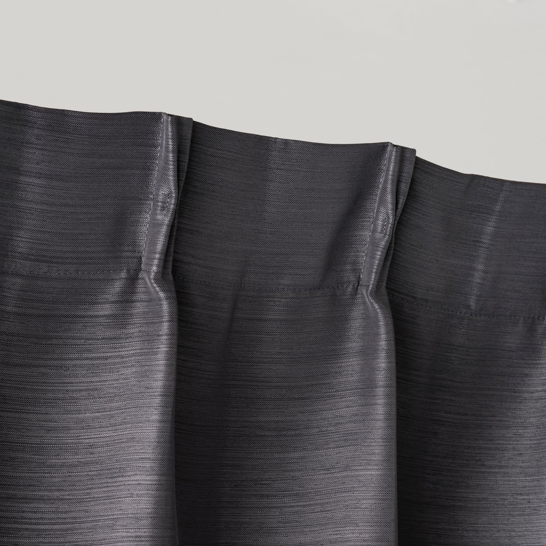 上品な質感の遮光プリーツカーテン（ダークグレー）