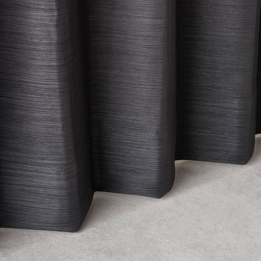 上品な質感の遮光プリーツカーテン（ダークグレー）