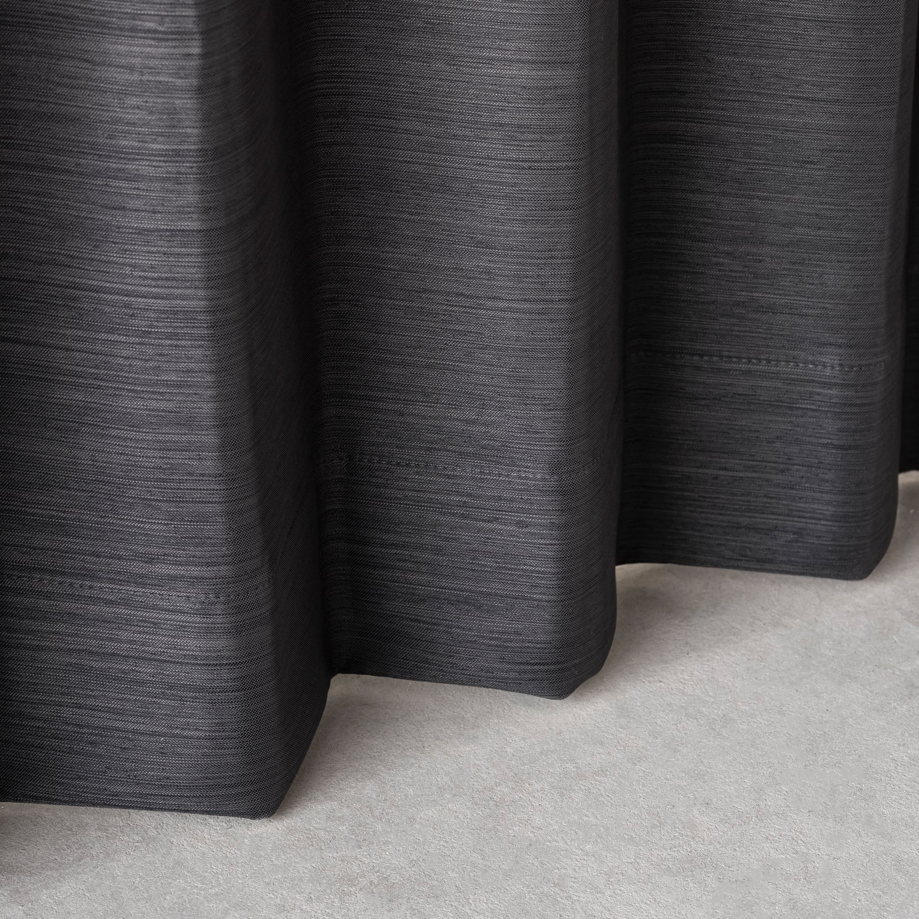 上品な質感の遮光プリーツカーテン（ダークグレー）