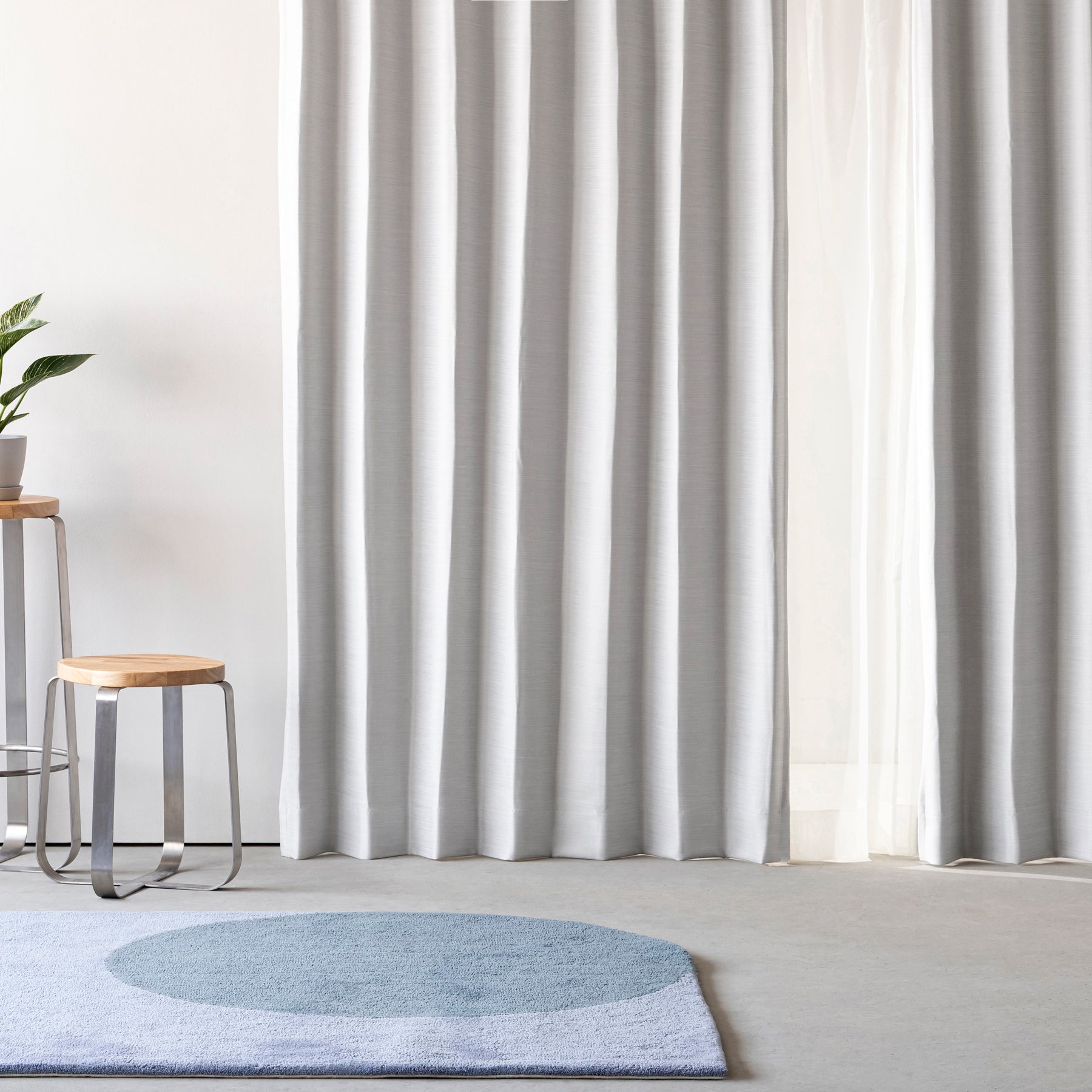 上品な質感の遮光プリーツカーテン（ダークグレー）