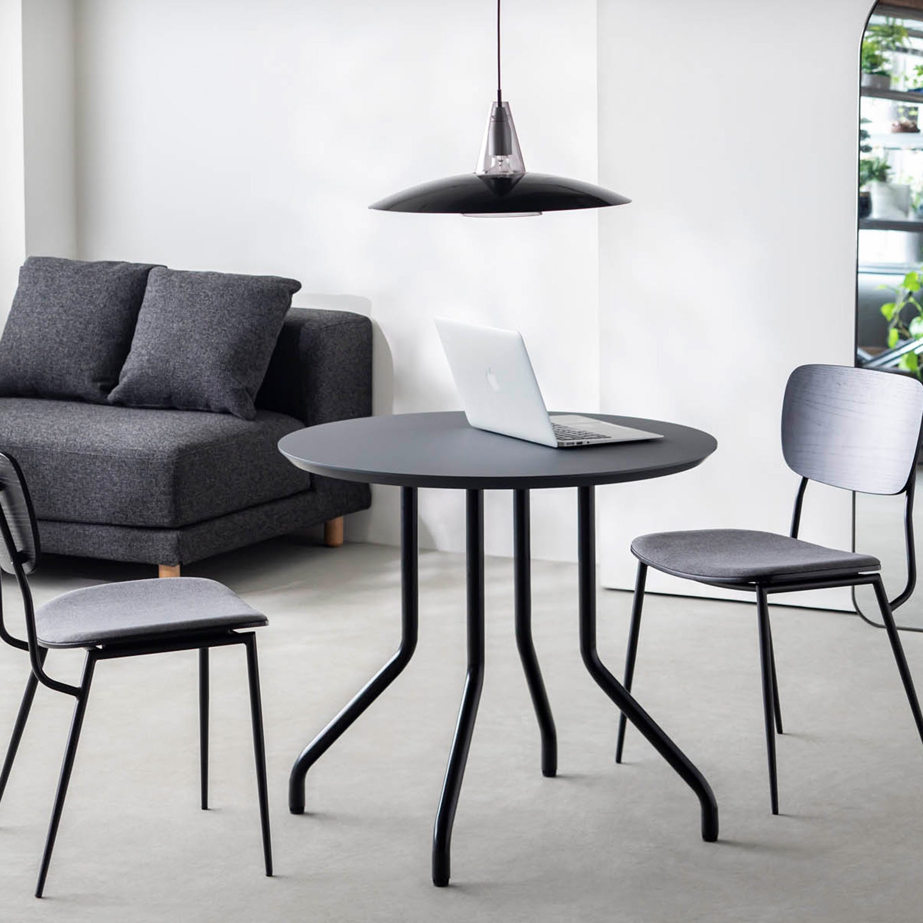 スマート造作カフェテーブル / FENIX NTM 全9色　黒スチール脚 4本脚 × ラウンド φ61 - 80