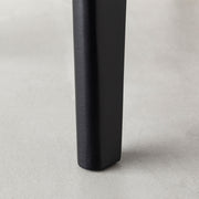 ブラックのブナ材でできたシンプルで洗練されたデザインのダイニングチェア（脚）