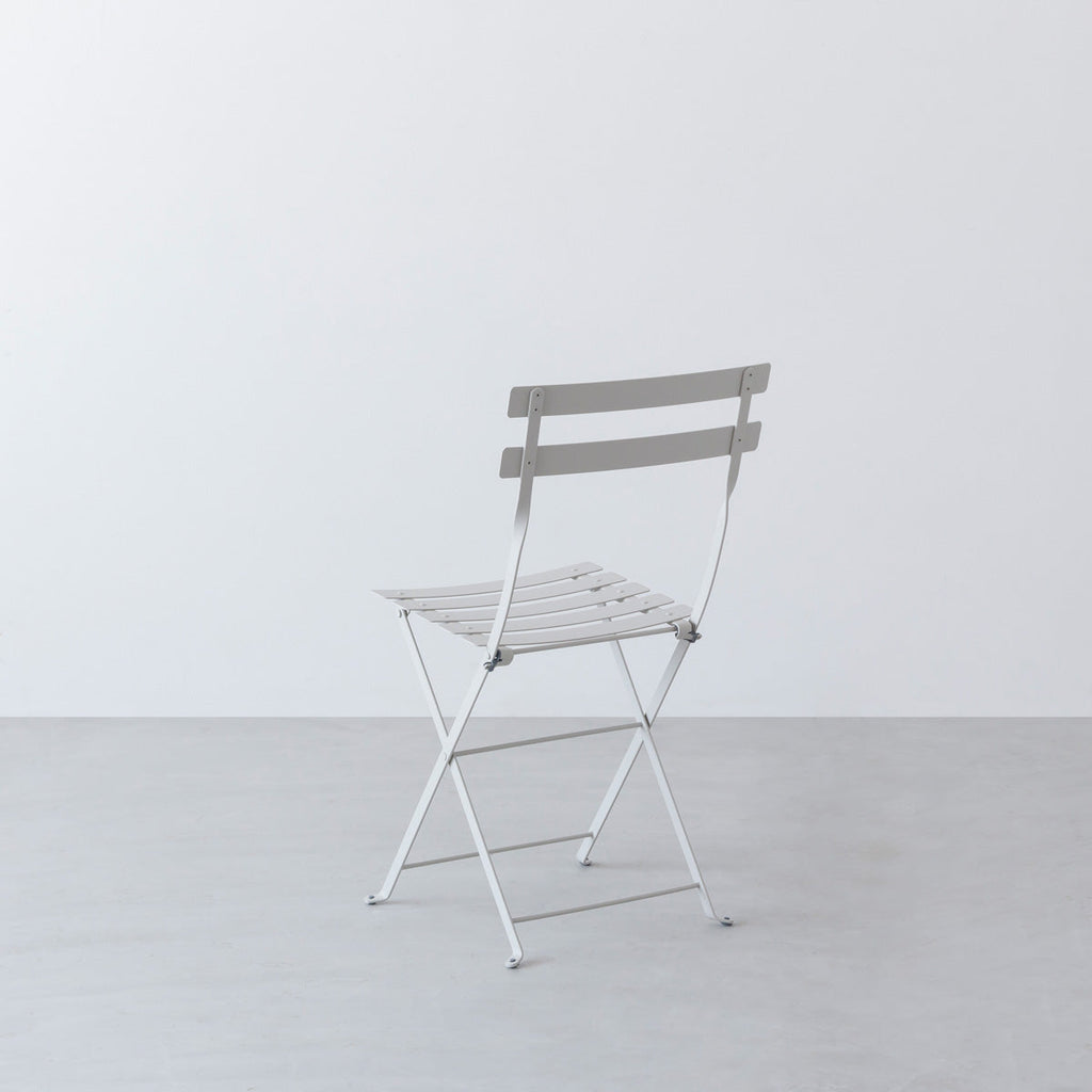 折りたたみできるClayGreyのアウトドアチェア（後ろ）