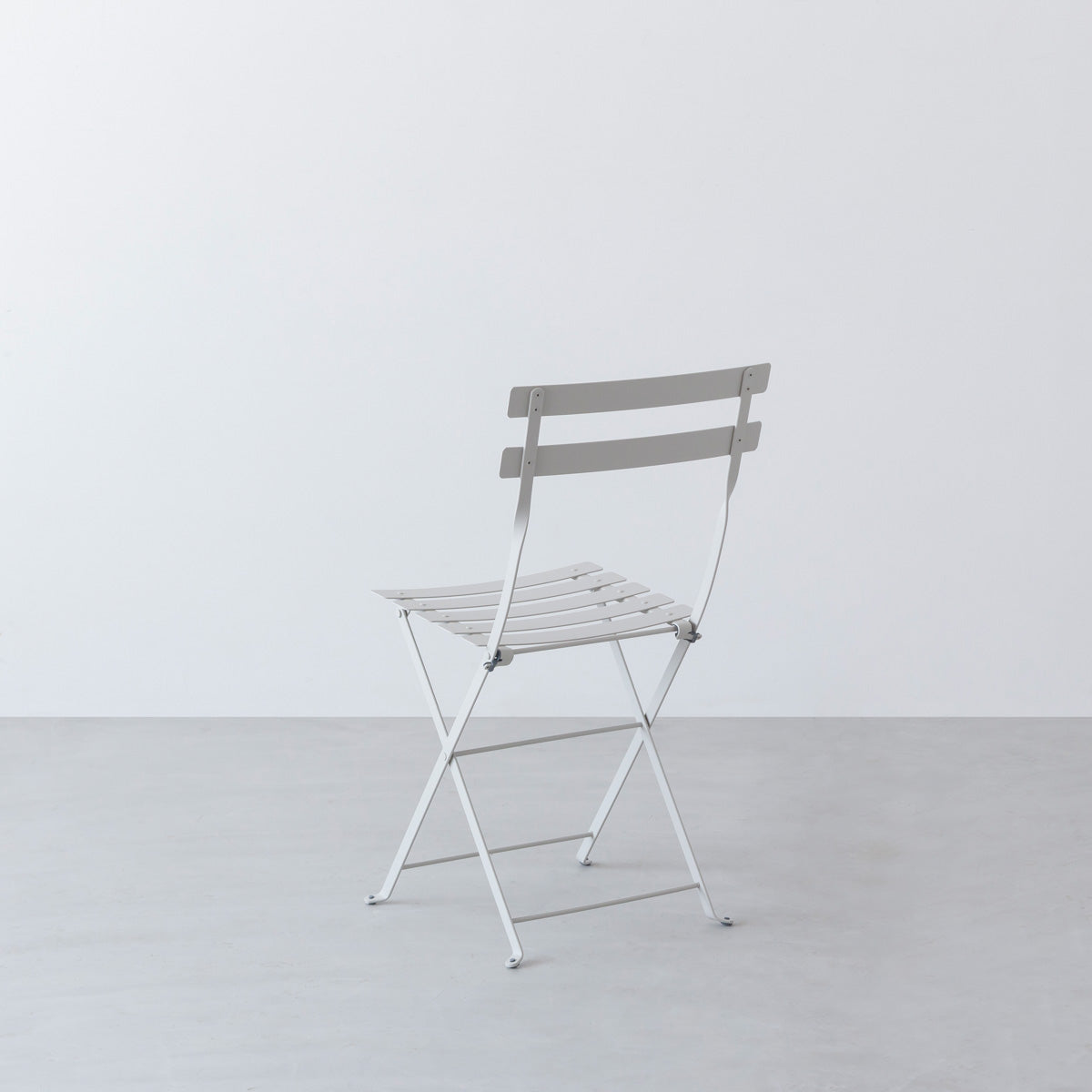 折りたたみできるClayGreyのアウトドアチェア（後ろ）
