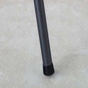 キャメル（ブークレ生地）のミッドセンチュリーデザインのダイニングチェア（脚クローズアップ）