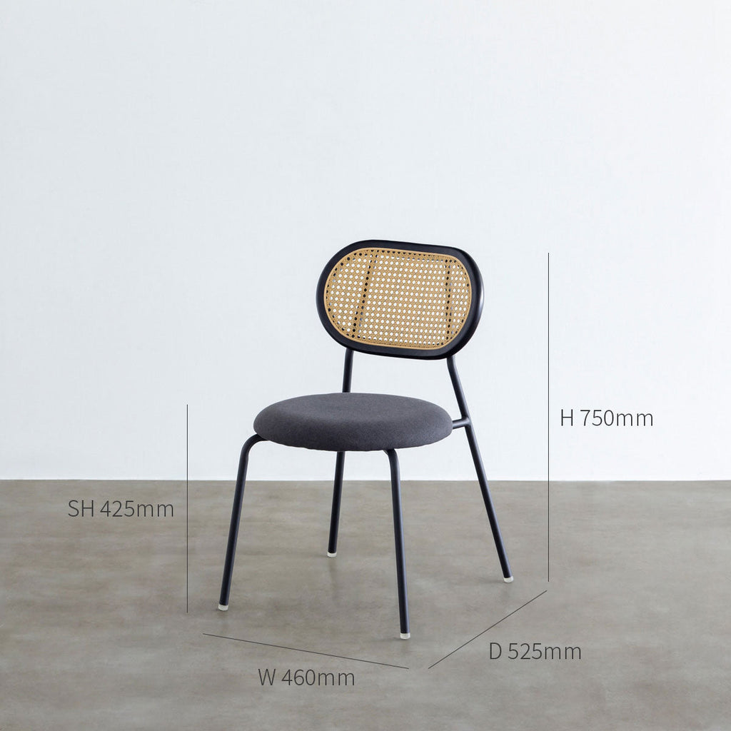 KANADEMONOのラタン調の楕円形の背もたれ、ダークグレーのファブリック座面、ブラックスチール脚が特徴のモダンなダイニングチェア（寸法画像1）