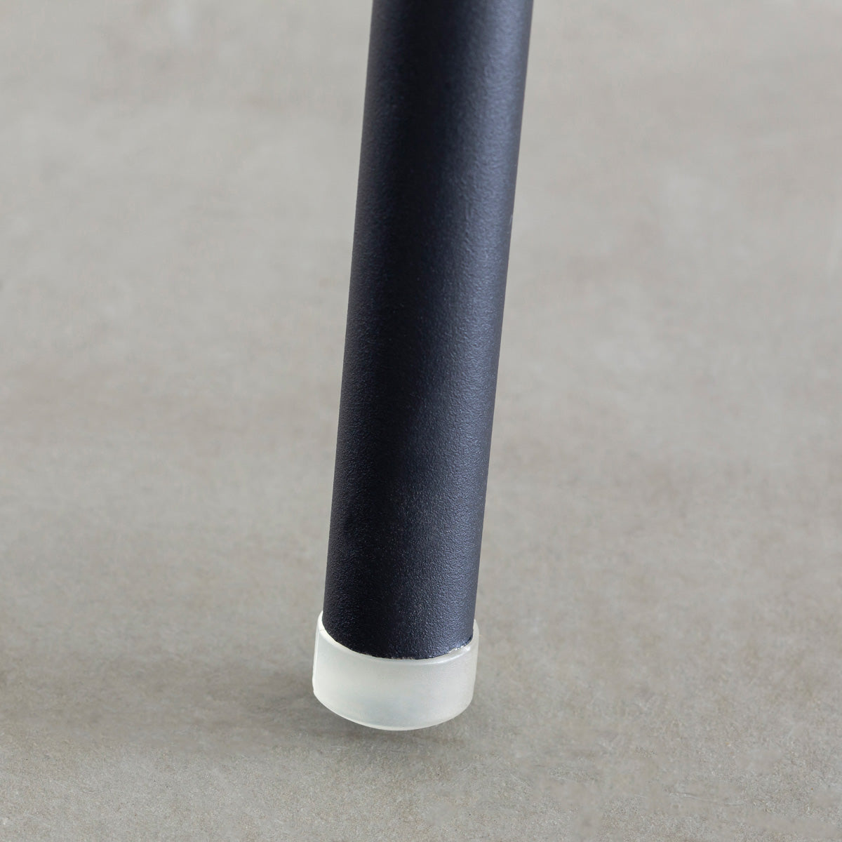 KANADEMONOのラタン調の楕円形の背もたれ、ダークグレーのファブリック座面、ブラックスチール脚が特徴のモダンなダイニングチェア（脚2）