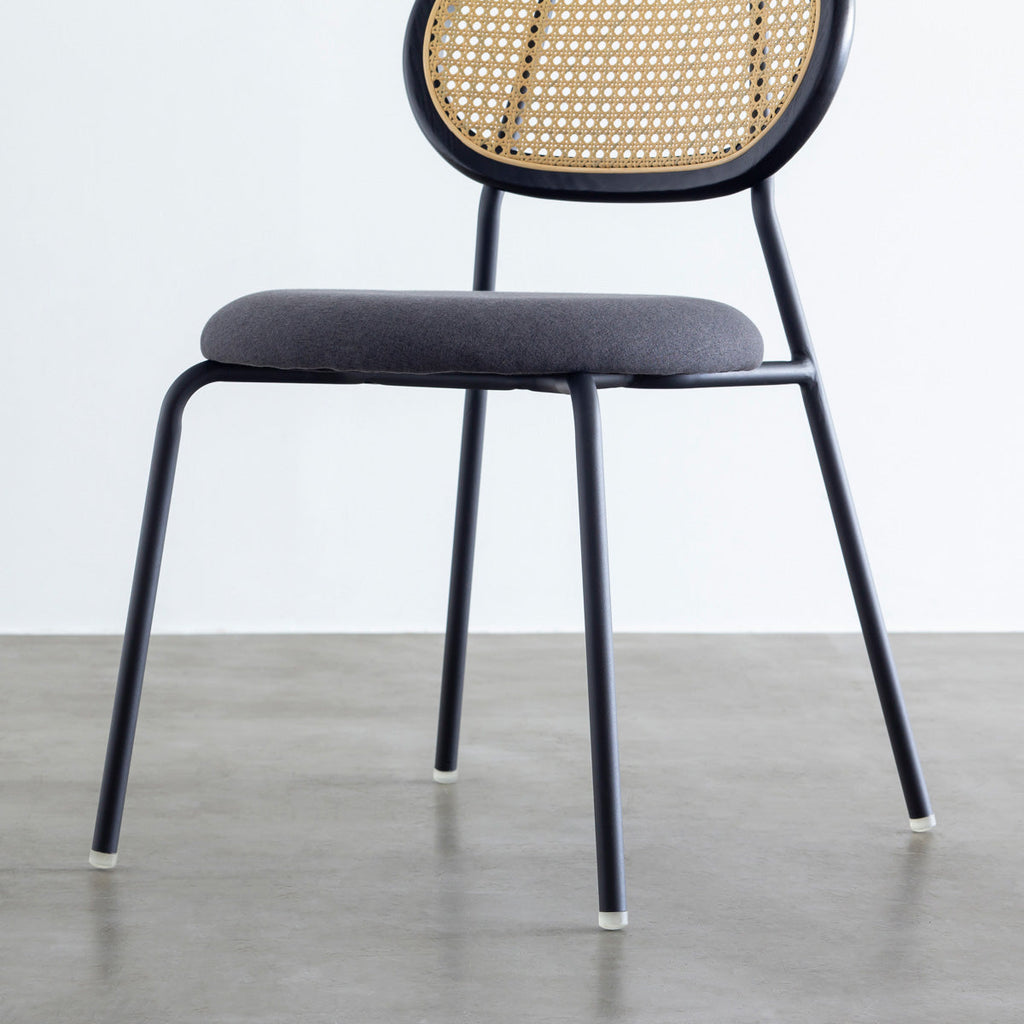 KANADEMONOのラタン調の楕円形の背もたれ、ダークグレーのファブリック座面、ブラックスチール脚が特徴のモダンなダイニングチェア（脚）