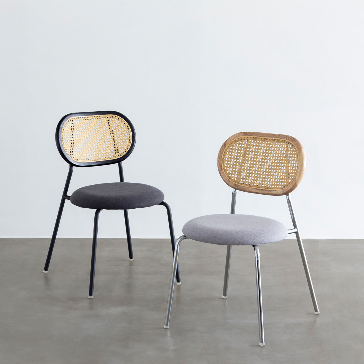 KANADEMONOのラタン調の楕円形の背もたれ、ダークグレーのファブリック座面、ブラックスチール脚が特徴のモダンなダイニングチェア（集合）