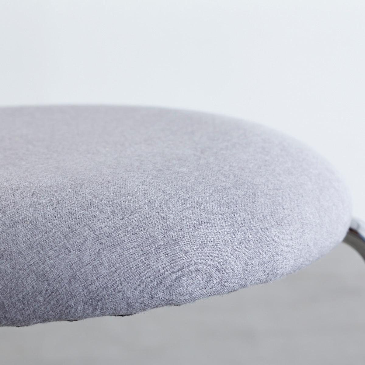 KANADEMONOのラタン調の楕円形の背もたれ、ライトグレーのファブリック座面、シルバースチール脚が特徴のモダンなダイニングチェア（座面）