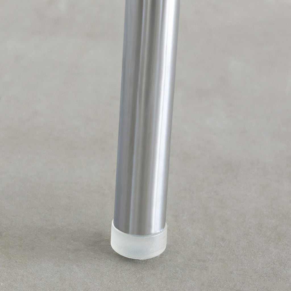 KANADEMONOのラタン調の楕円形の背もたれ、ライトグレーのファブリック座面、シルバースチール脚が特徴のモダンなダイニングチェア（脚2）