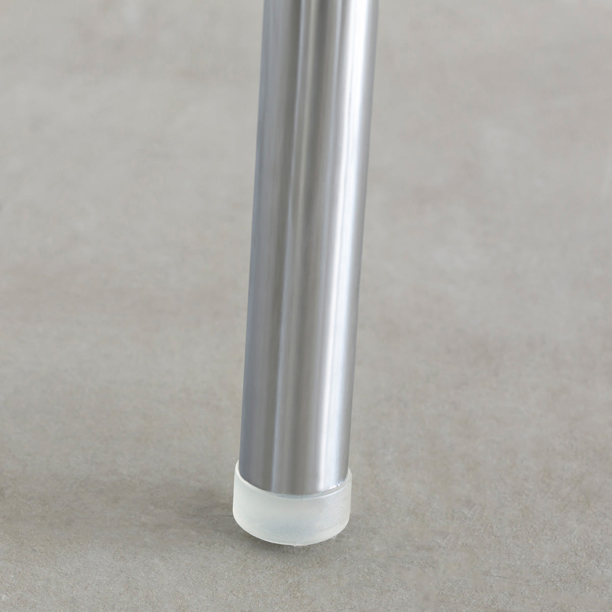 KANADEMONOのラタン調の楕円形の背もたれ、ライトグレーのファブリック座面、シルバースチール脚が特徴のモダンなダイニングチェア（脚2）