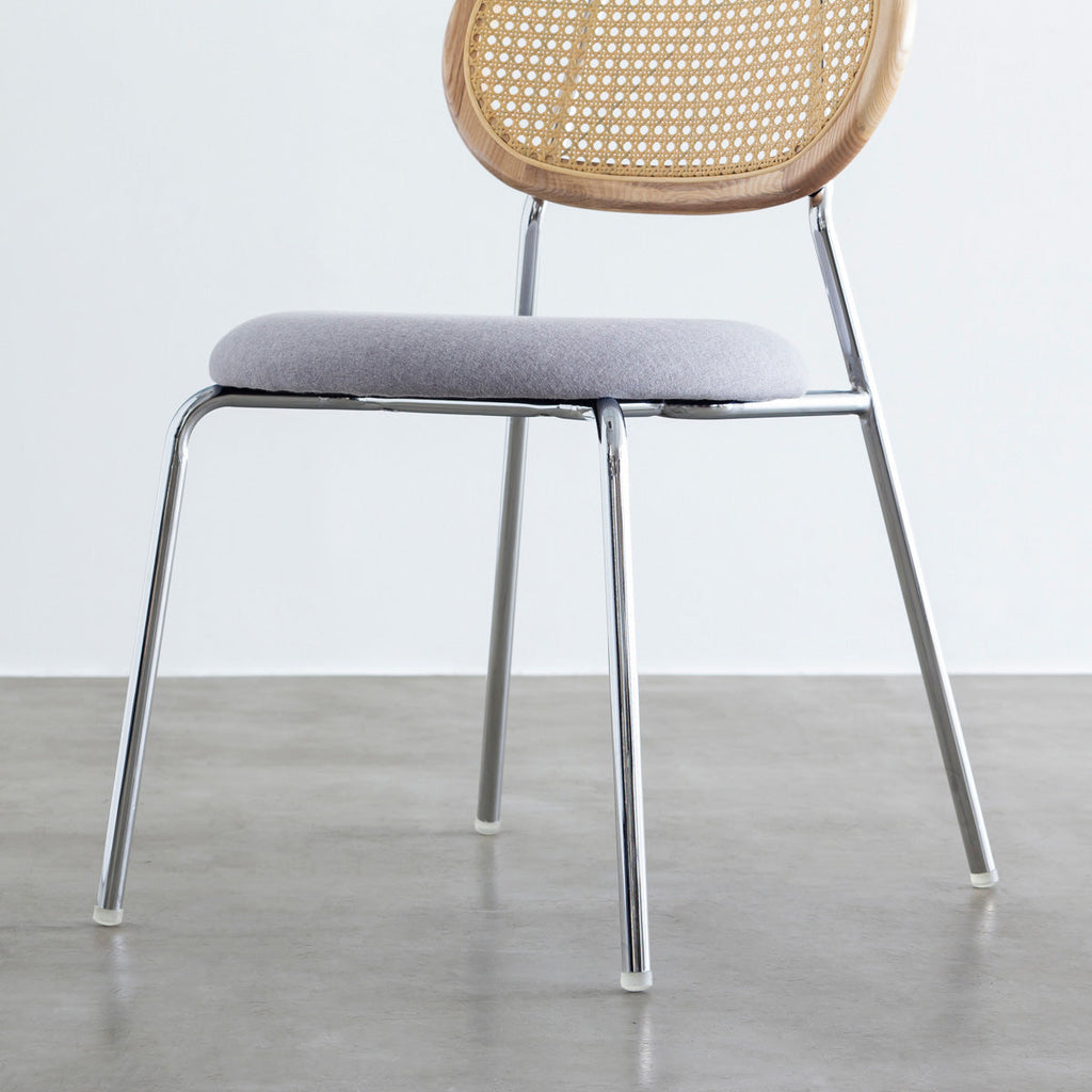 KANADEMONOのラタン調の楕円形の背もたれ、ライトグレーのファブリック座面、シルバースチール脚が特徴のモダンなダイニングチェア（脚）