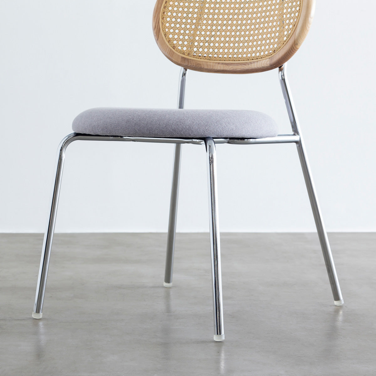 KANADEMONOのラタン調の楕円形の背もたれ、ライトグレーのファブリック座面、シルバースチール脚が特徴のモダンなダイニングチェア（脚）