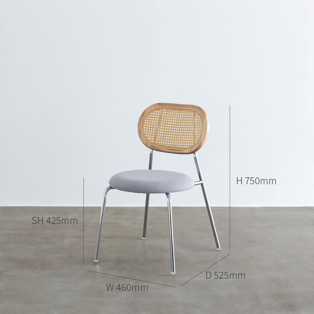 KANADEMONOのラタン調の楕円形の背もたれ、ライトグレーのファブリック座面、シルバースチール脚が特徴のモダンなダイニングチェア（寸法画像1）