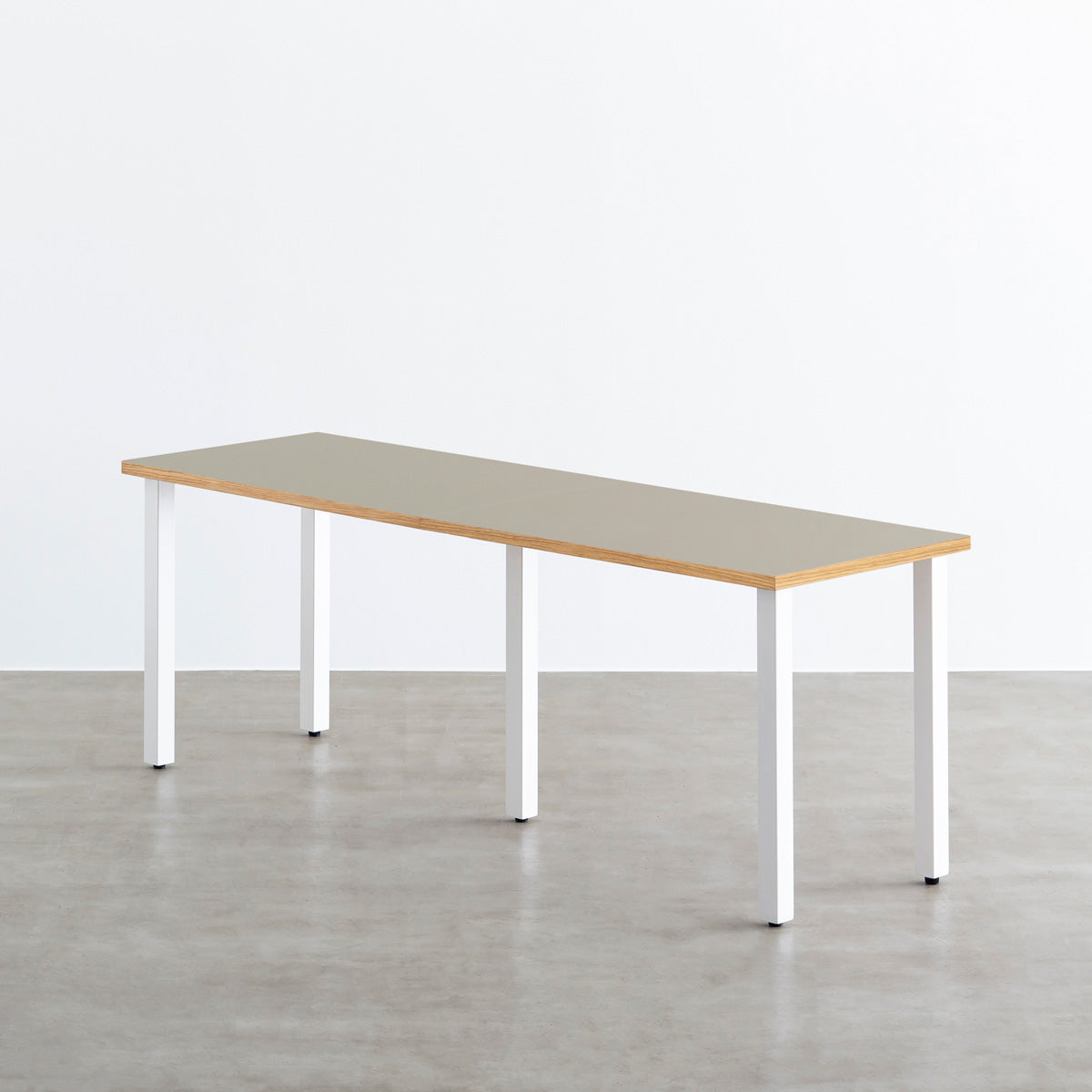 KANADEMONOのリノリウムPebbleオーク天板とマットホワイトのスクエアバー5本鉄脚を組み合わせたシンプルモダンな大型テーブル