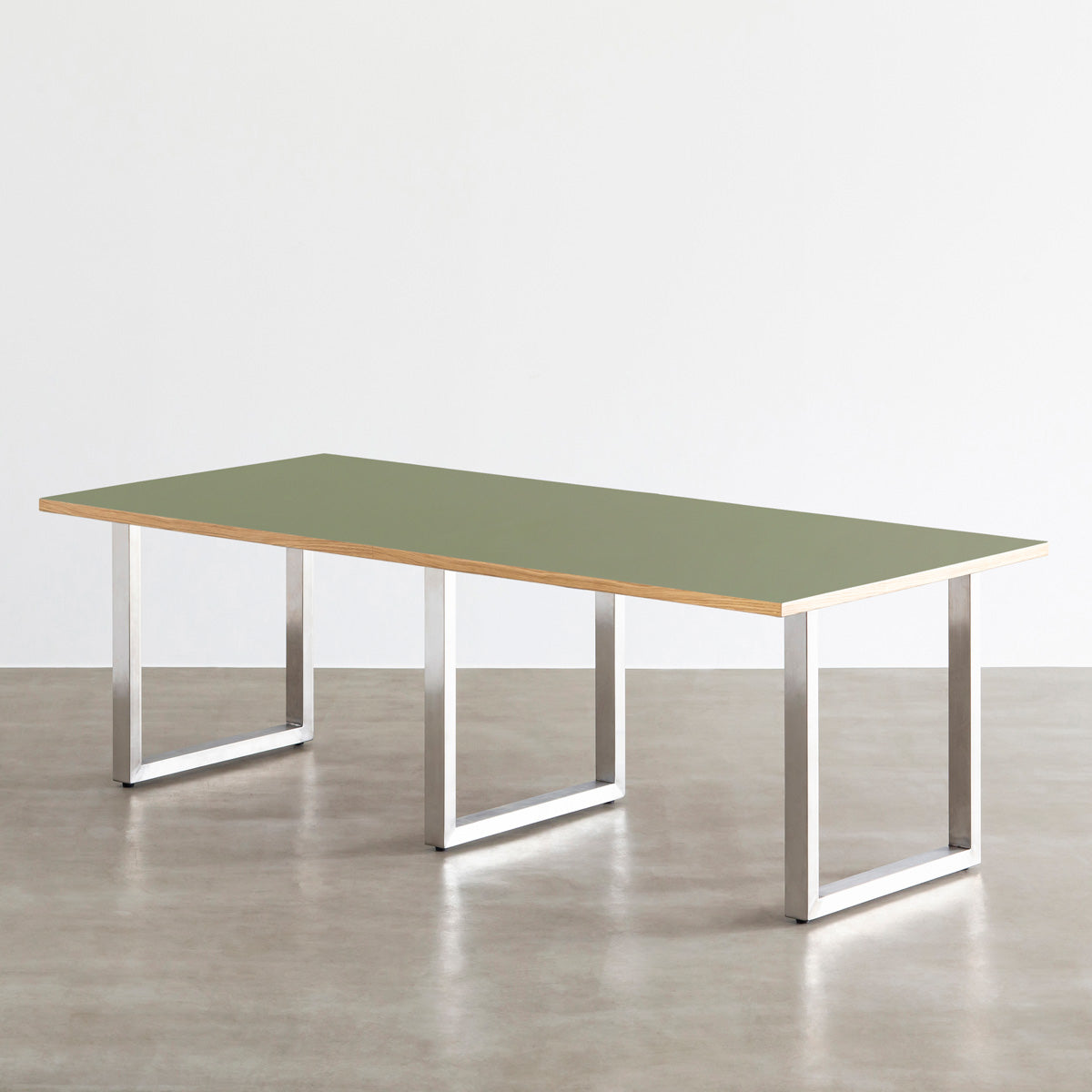 KanademonoのリノリウムOliveオーク天板にスクエアのステンレス脚を組み合わせたシンプルモダンな大型テーブル