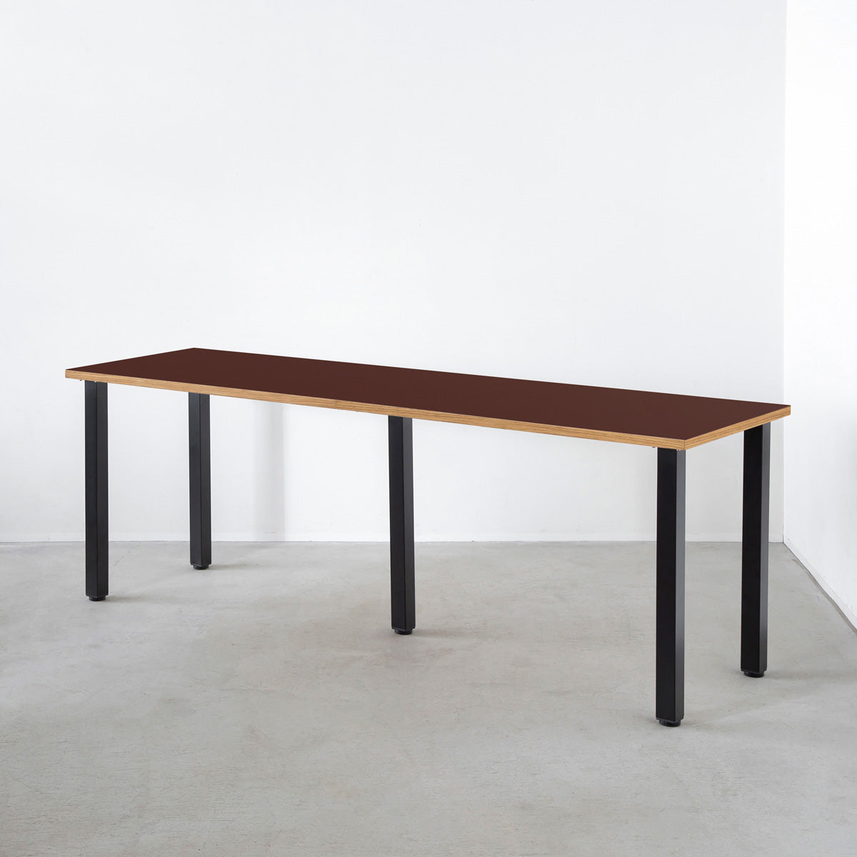 KANADEMONOのリノリウムBurgundyオーク天板とマットブラックのスクエアバー5本鉄脚を組み合わせたシンプルモダンな大型テーブル