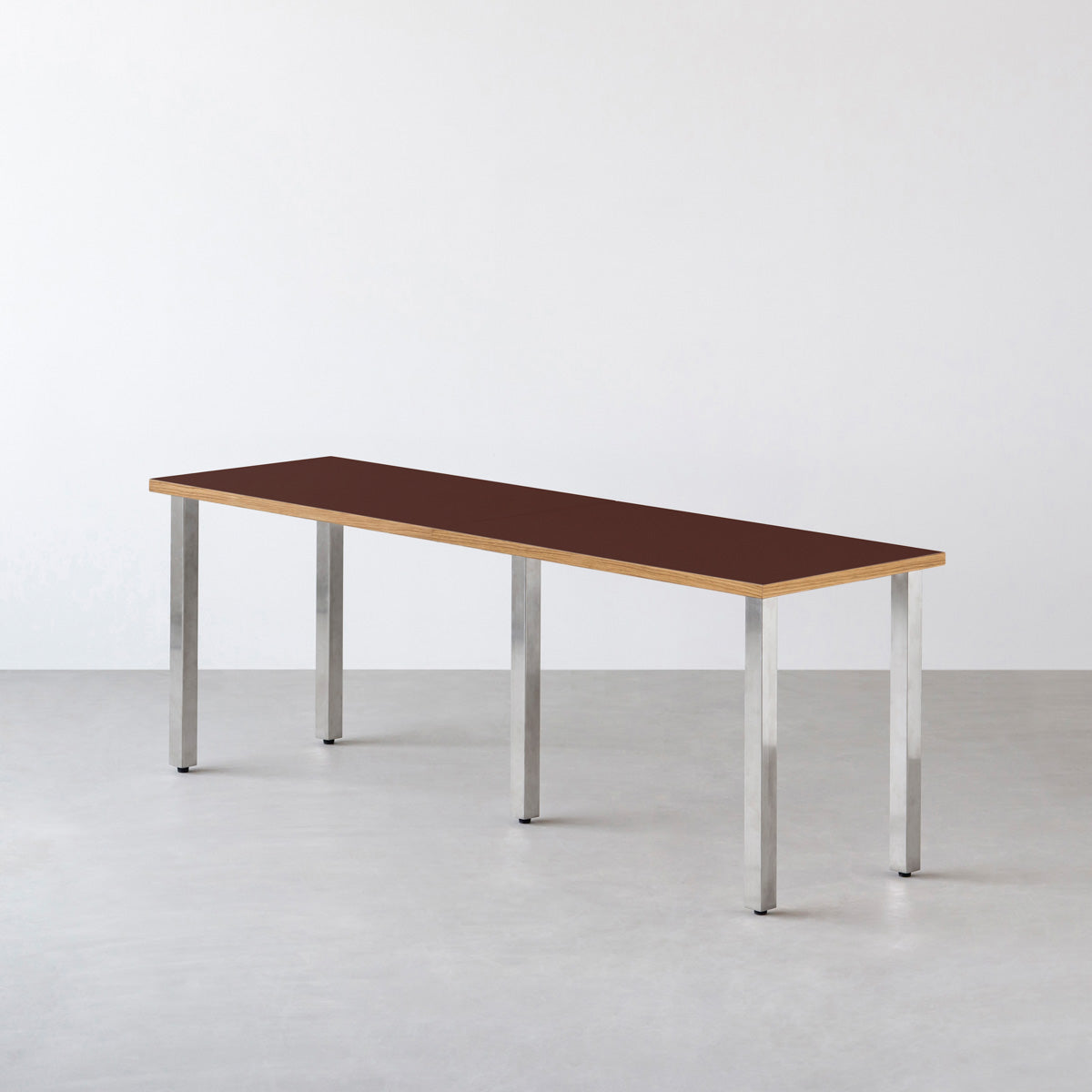 KanademonoのリノリウムBurgundyオーク天板と角柱5本ステンレス脚を組み合わせたシンプルモダンな大型テーブル