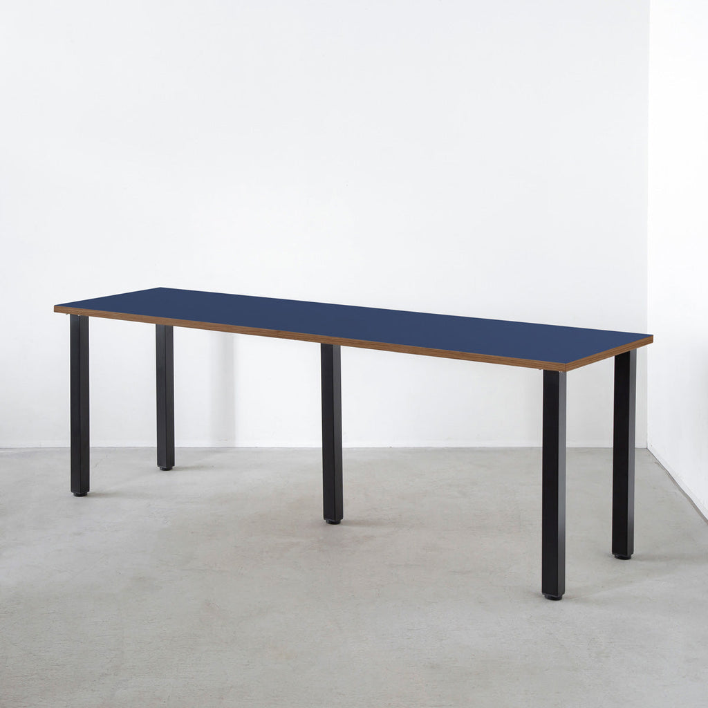 KANADEMONOのリノリウムMidnightblueウォルナット天板とマットブラックのスクエアバー5本鉄脚を組み合わせたシンプルモダンな大型テーブル