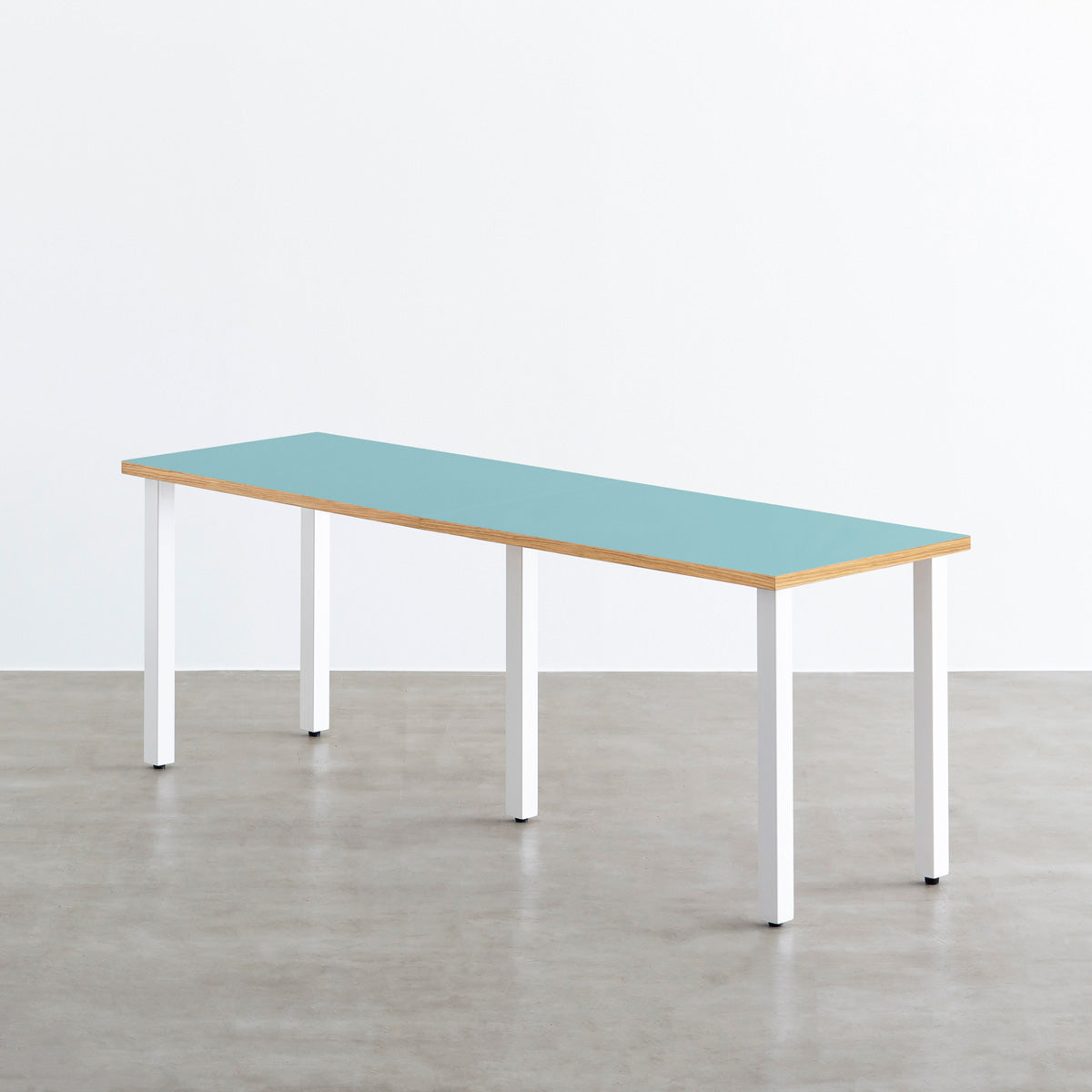 KANADEMONOのリノリウムAquavertオーク天板とマットホワイトのスクエアバー5本鉄脚を組み合わせたシンプルモダンな大型テーブル