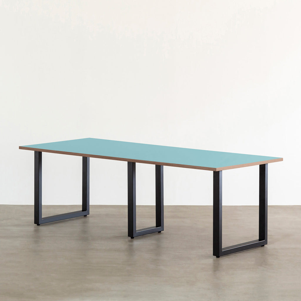 KANADEMONOのリノリウムAquavertウォルナット天板とマットブラックのスクエア鉄脚を組み合わせたシンプルモダンな大型テーブル