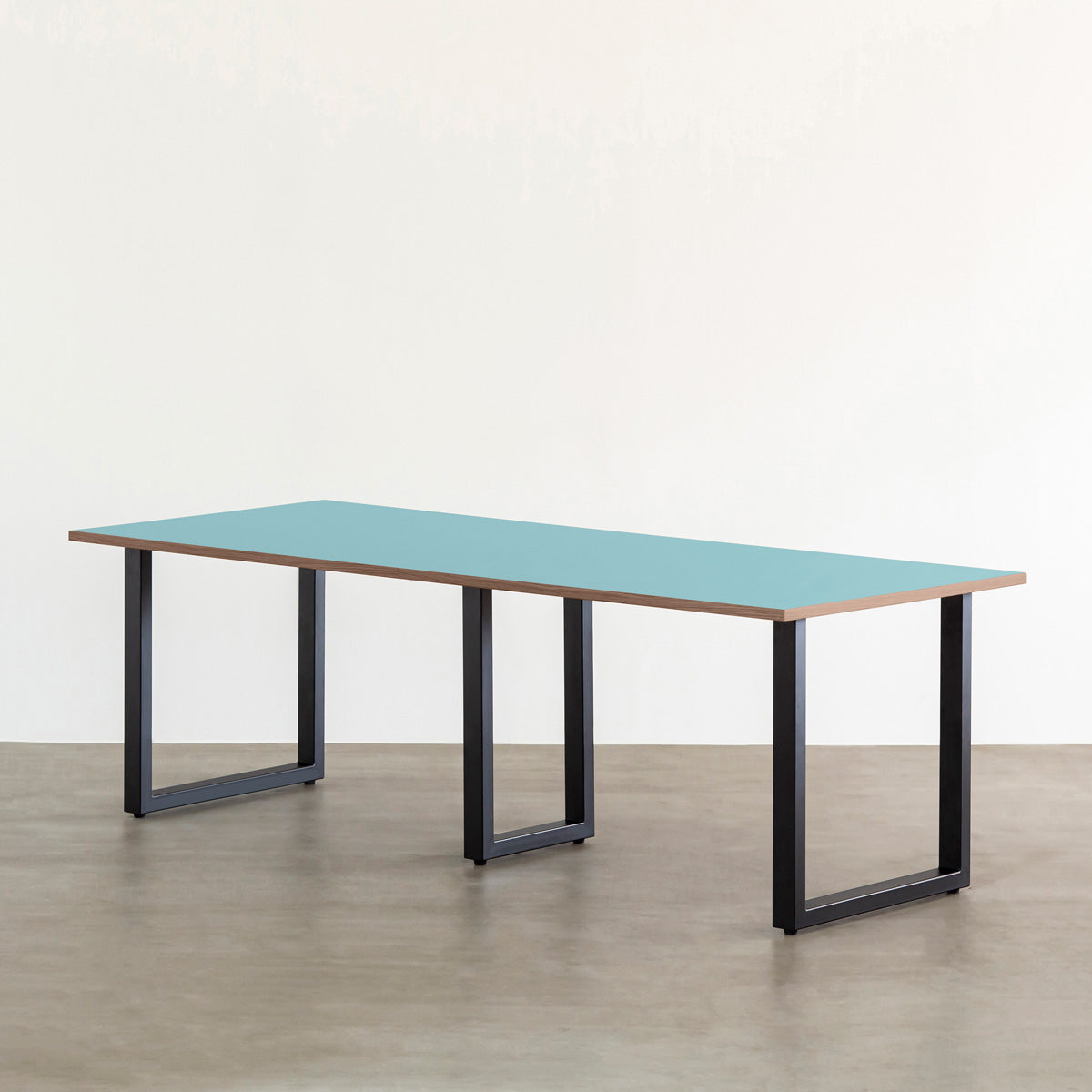 KANADEMONOのリノリウムAquavertウォルナット天板とマットブラックのスクエア鉄脚を組み合わせたシンプルモダンな大型テーブル
