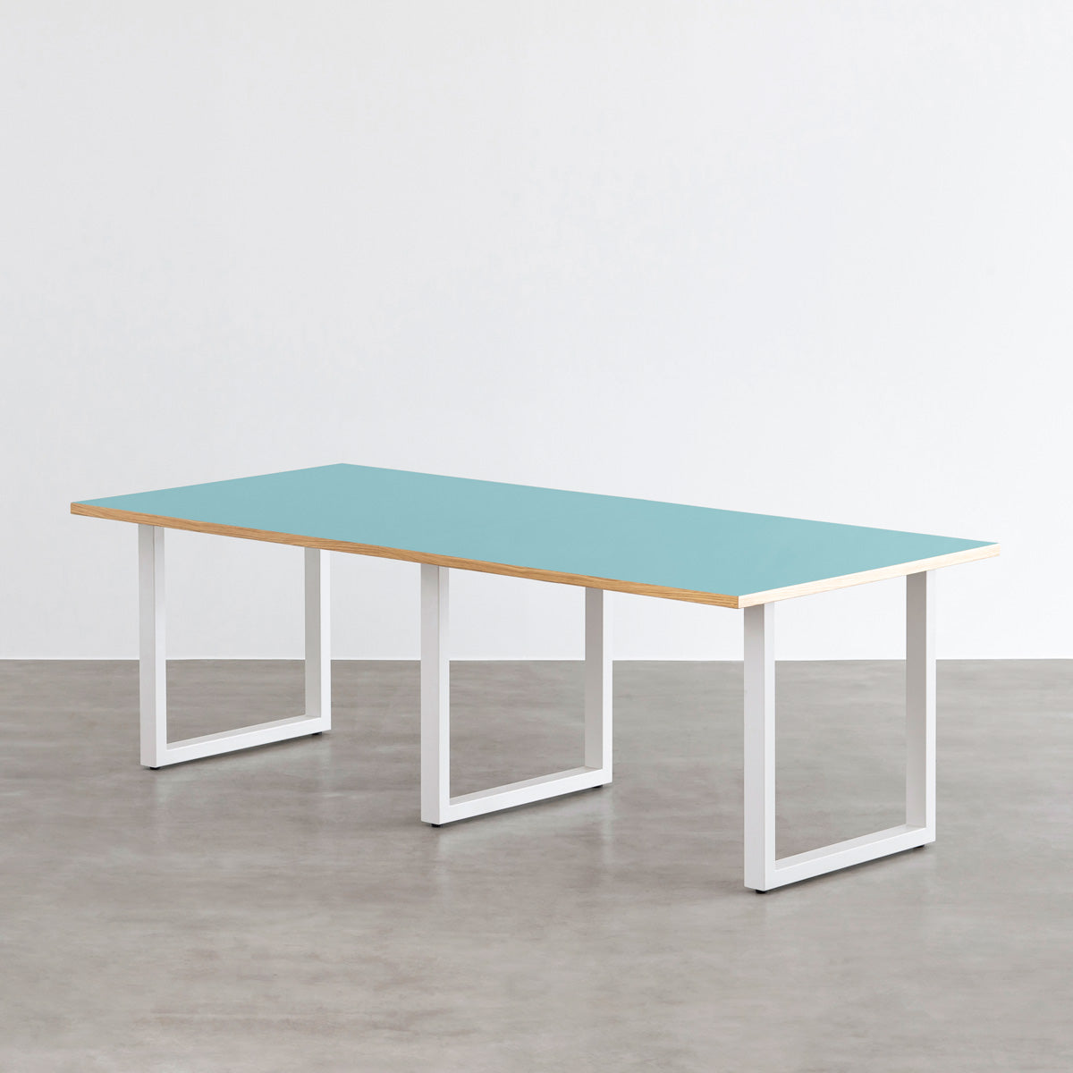 KANADEMONOのリノリウムAquavertオーク天板とマットホワイトのスクエア鉄脚を組み合わせたシンプルモダンな大型テーブル