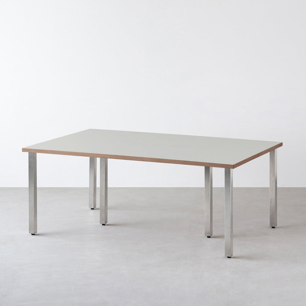 KanademonoのリノリウムVapourウォルナット天板にスクエアバーのステンレス脚を組み合わせたシンプルモダンな大型テーブル