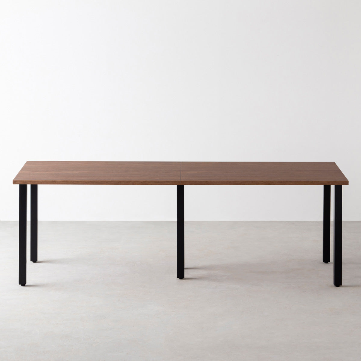 Kanademonoのウォルナット突板天板とマットブラックの角柱鉄脚を組み合わせた幅の広い特寸大型テーブル（正面）