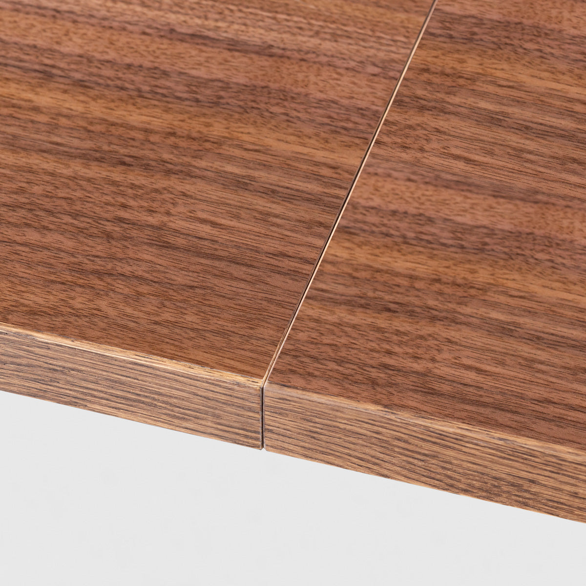 Kanademonoのウォルナット突板天板とマットブラックのスクエア鉄脚を組み合わせた幅の広い特寸大型テーブル（天板連結部分）