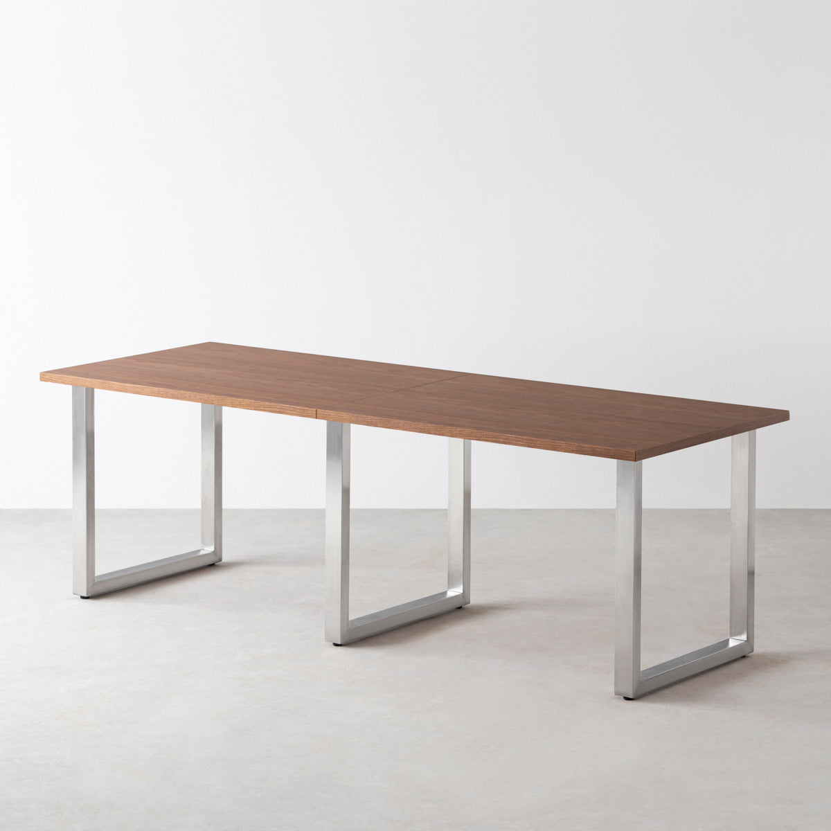 Kanademonoのウォルナット突板天板とステンレスのスクエア脚を組み合わせた幅の広い特寸大型テーブル