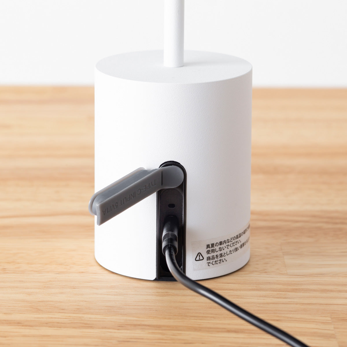 カクテルグラスをイメージした、ホワイトの晩酌用ポータブルランプ（充電ケーブル接続時）
