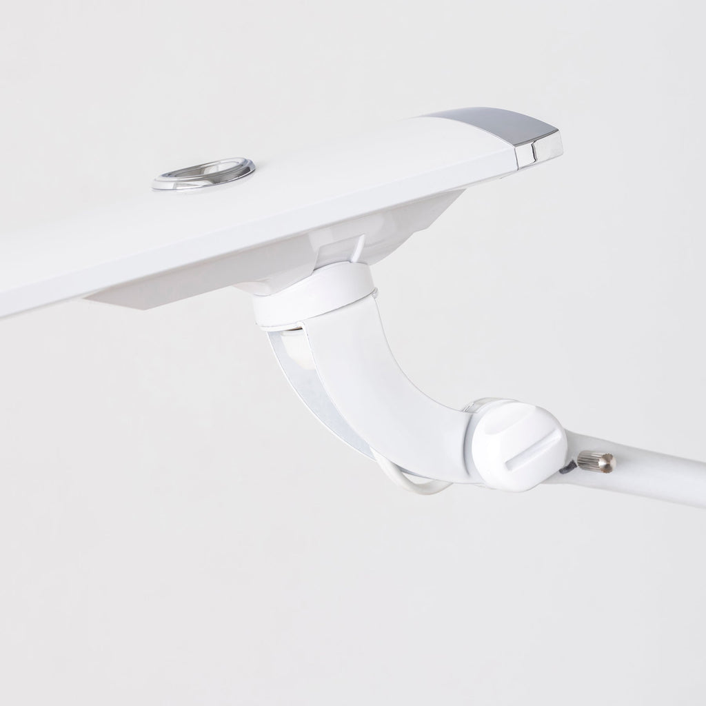 高級感あるハイグレードモデルのホワイトのアルミ製デスクライト（クローズアップ）