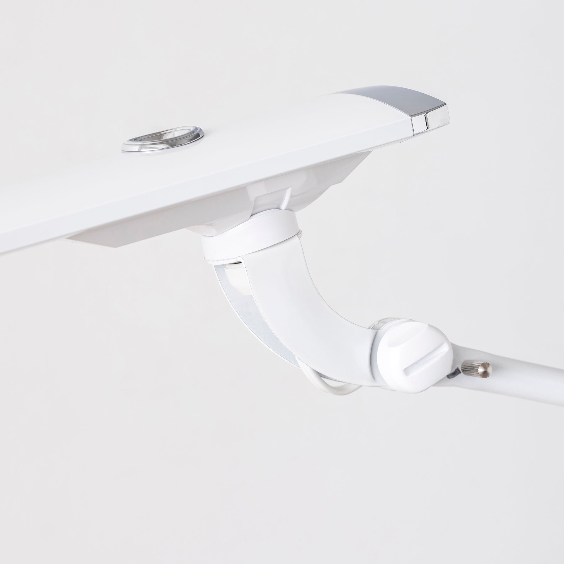 高級感あるハイグレードモデルのホワイトのアルミ製デスクライト（クローズアップ）