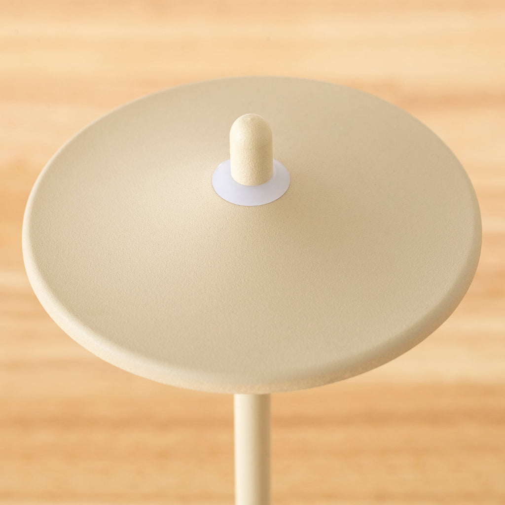 コンパクトで柔らかなトーンが印象的なポータブルランプ