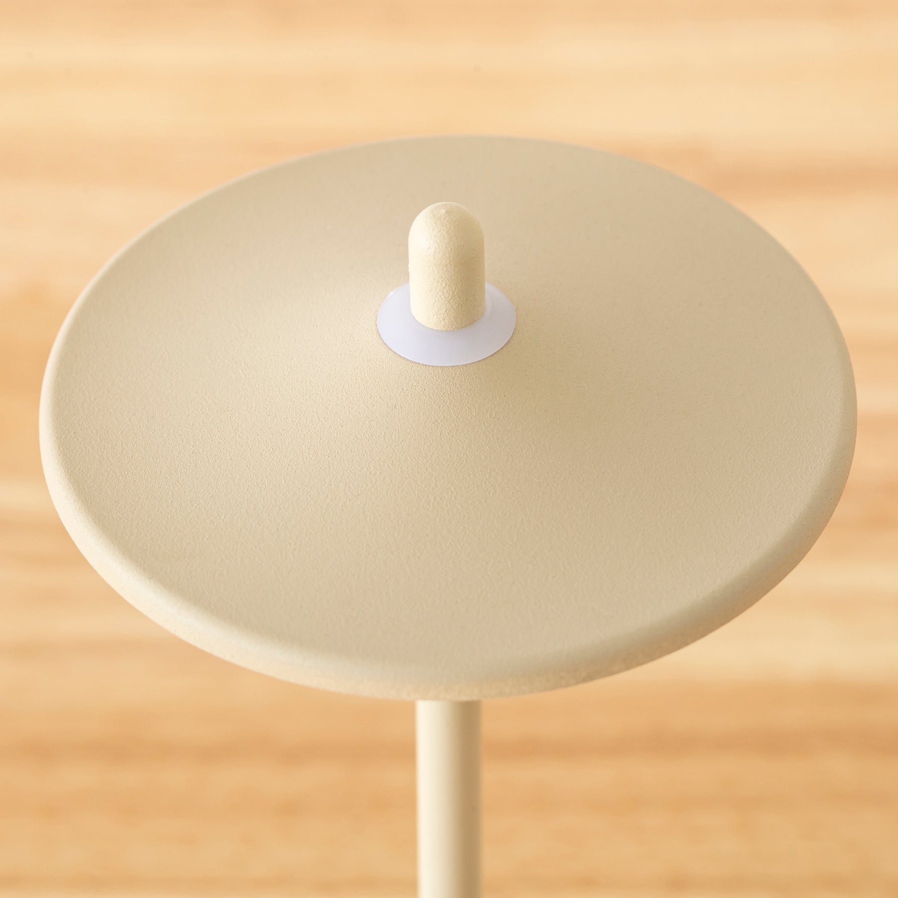 コンパクトで柔らかなトーンが印象的なポータブルランプ