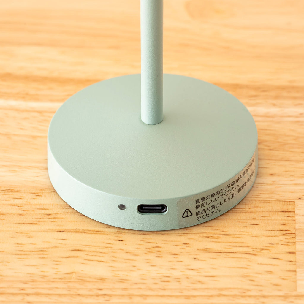 コンパクトで柔らかなトーンが印象的なポータブルランプ