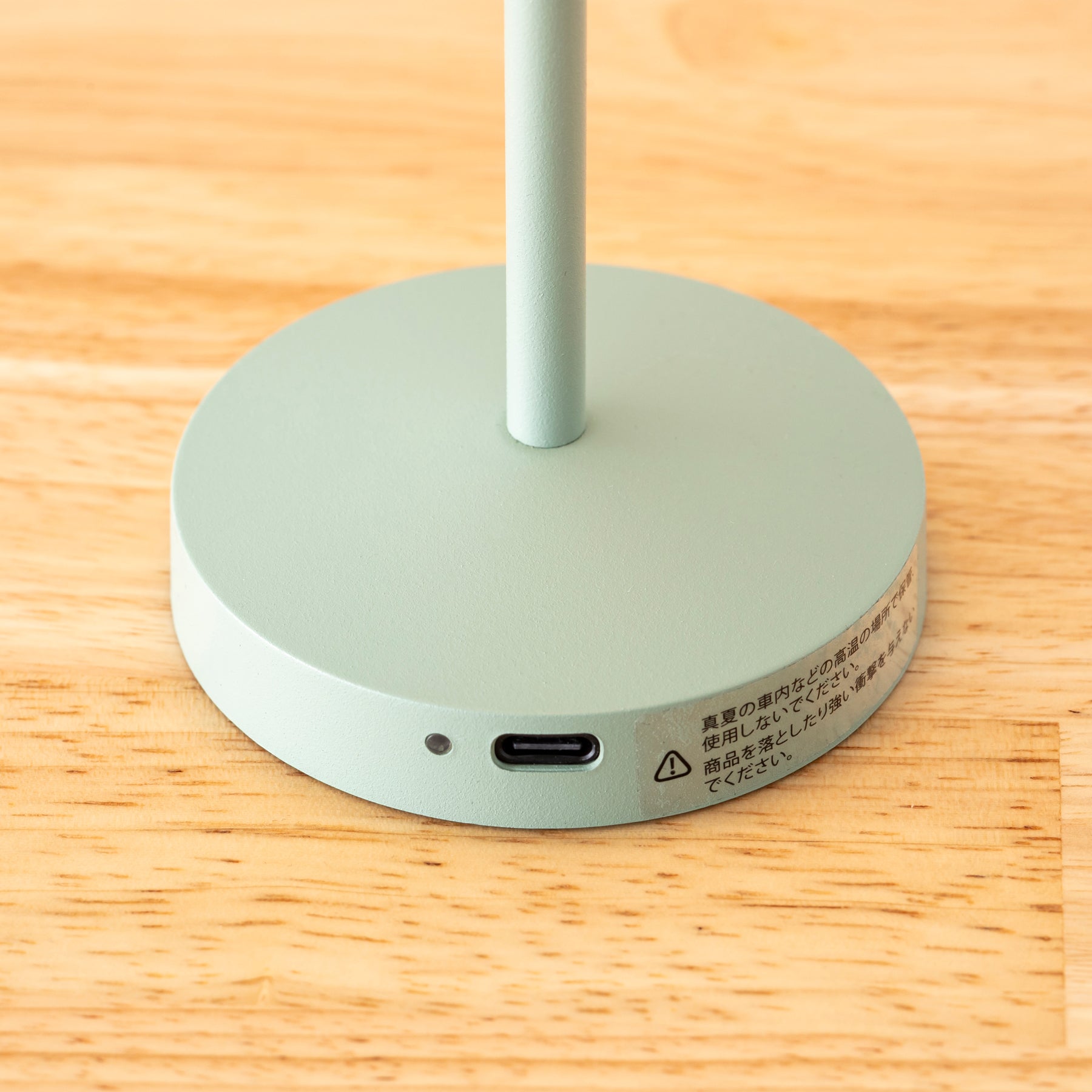コンパクトで柔らかなトーンが印象的なポータブルランプ